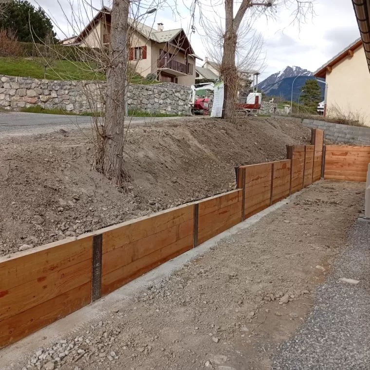Réalisation d'une Berlinoise (mur de soutènement), Embrun, Pierre Bois & Jardins